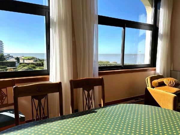 Royan (17200) 

BEL APPARTEMENT AVEC VUE IMPRENABLE SUR LA PLAGE DE PONTAILLAC. IL offre un potentiel incroyable pour les amat