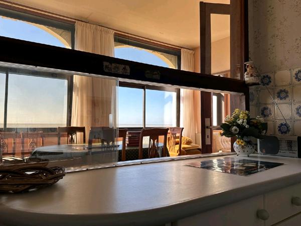 Royan (17200) 

BEL APPARTEMENT AVEC VUE IMPRENABLE SUR LA PLAGE DE PONTAILLAC. IL offre un potentiel incroyable pour les amat