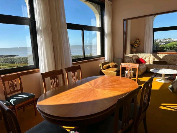 Royan (17200) 

BEL APPARTEMENT AVEC VUE IMPRENABLE SUR LA PLAGE DE PONTAILLAC. IL offre un potentiel incroyable pour les amat