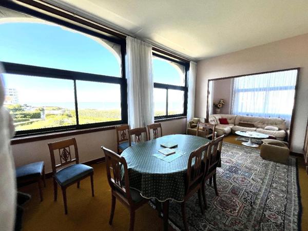 Royan (17200) 

BEL APPARTEMENT AVEC VUE IMPRENABLE SUR LA PLAGE DE PONTAILLAC. IL offre un potentiel incroyable pour les amat