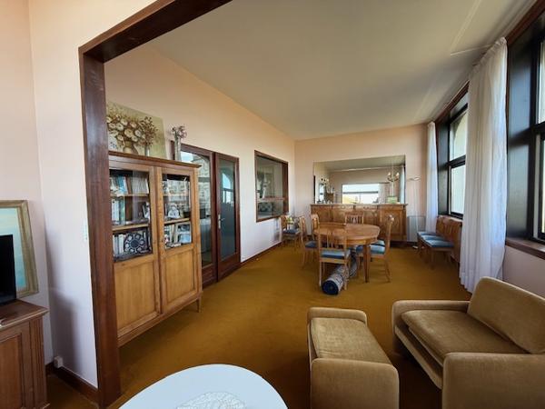 Royan (17200) 

BEL APPARTEMENT AVEC VUE IMPRENABLE SUR LA PLAGE DE PONTAILLAC. IL offre un potentiel incroyable pour les amat