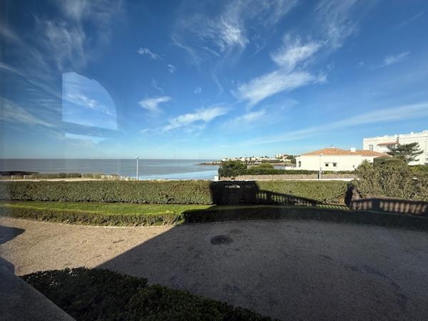 Royan (17200) 

BEL APPARTEMENT AVEC VUE IMPRENABLE SUR LA PLAGE DE PONTAILLAC. IL offre un potentiel incroyable pour les amat