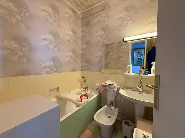 Royan (17200) 

BEL APPARTEMENT AVEC VUE IMPRENABLE SUR LA PLAGE DE PONTAILLAC. IL offre un potentiel incroyable pour les amat