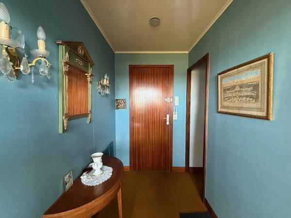 Royan (17200) 

BEL APPARTEMENT AVEC VUE IMPRENABLE SUR LA PLAGE DE PONTAILLAC. IL offre un potentiel incroyable pour les amat