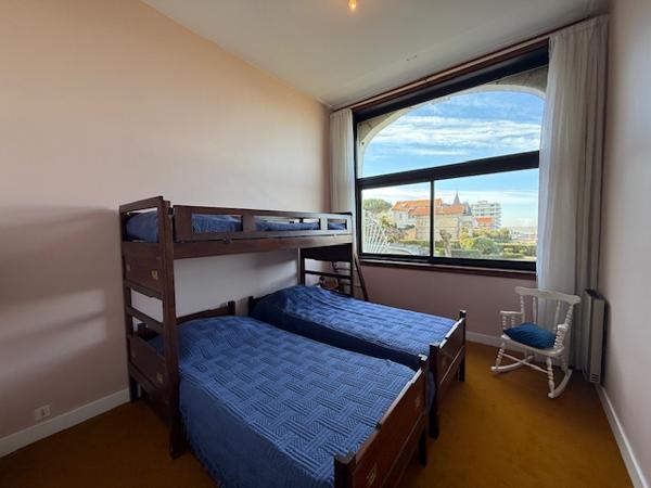 Royan (17200) 

BEL APPARTEMENT AVEC VUE IMPRENABLE SUR LA PLAGE DE PONTAILLAC. IL offre un potentiel incroyable pour les amat