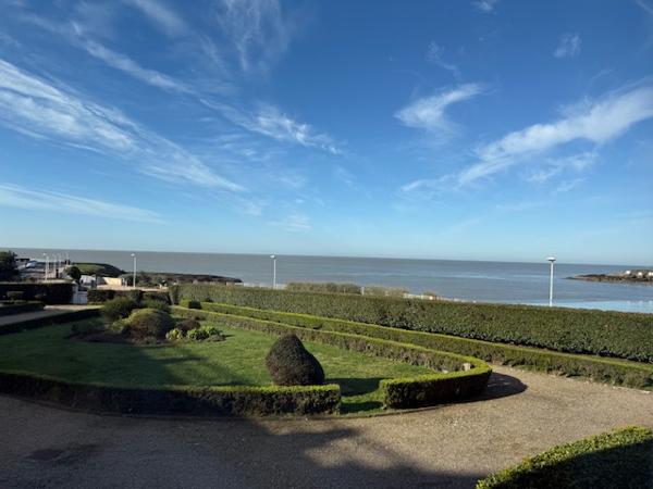 Royan (17200) 

BEL APPARTEMENT AVEC VUE IMPRENABLE SUR LA PLAGE DE PONTAILLAC. IL offre un potentiel incroyable pour les amat