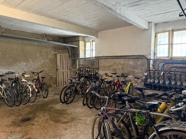 Royan (17200) 

BEL APPARTEMENT AVEC VUE IMPRENABLE SUR LA PLAGE DE PONTAILLAC. IL offre un potentiel incroyable pour les amat