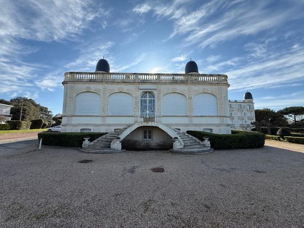 Royan (17200) 

BEL APPARTEMENT AVEC VUE IMPRENABLE SUR LA PLAGE DE PONTAILLAC. IL offre un potentiel incroyable pour les amat