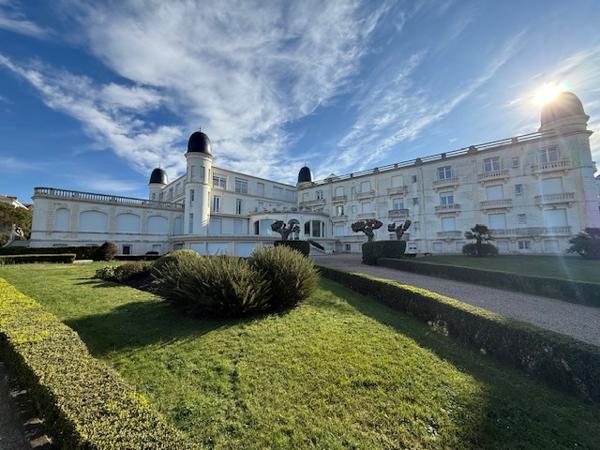 Royan (17200) 

BEL APPARTEMENT AVEC VUE IMPRENABLE SUR LA PLAGE DE PONTAILLAC. IL offre un potentiel incroyable pour les amat