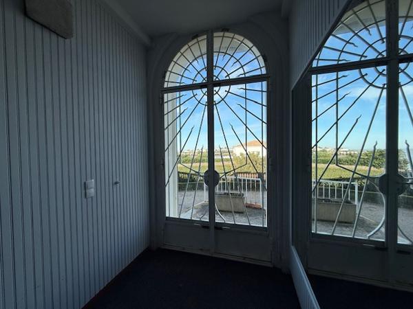 Royan (17200) 

BEL APPARTEMENT AVEC VUE IMPRENABLE SUR LA PLAGE DE PONTAILLAC. IL offre un potentiel incroyable pour les amat