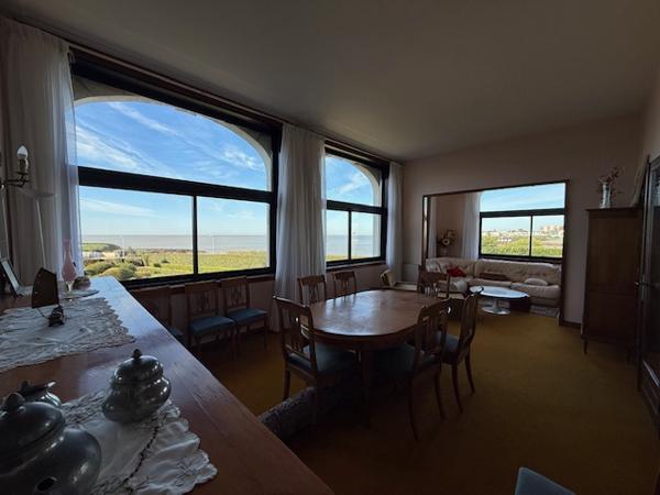 Royan (17200) 

BEL APPARTEMENT AVEC VUE IMPRENABLE SUR LA PLAGE DE PONTAILLAC. IL offre un potentiel incroyable pour les amat