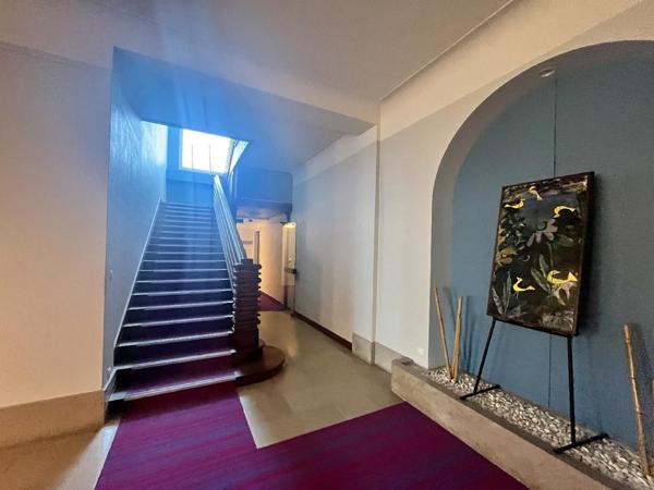 Royan (17200) 

BEL APPARTEMENT AVEC VUE IMPRENABLE SUR LA PLAGE DE PONTAILLAC. IL offre un potentiel incroyable pour les amat