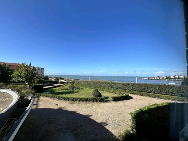 Royan (17200) 

BEL APPARTEMENT AVEC VUE IMPRENABLE SUR LA PLAGE DE PONTAILLAC. IL offre un potentiel incroyable pour les amat