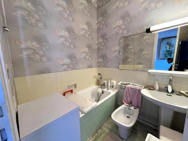 Royan (17200) 

BEL APPARTEMENT AVEC VUE IMPRENABLE SUR LA PLAGE DE PONTAILLAC. IL offre un potentiel incroyable pour les amat