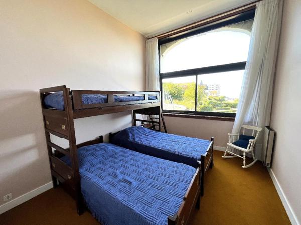 Royan (17200) 

BEL APPARTEMENT AVEC VUE IMPRENABLE SUR LA PLAGE DE PONTAILLAC. IL offre un potentiel incroyable pour les amat