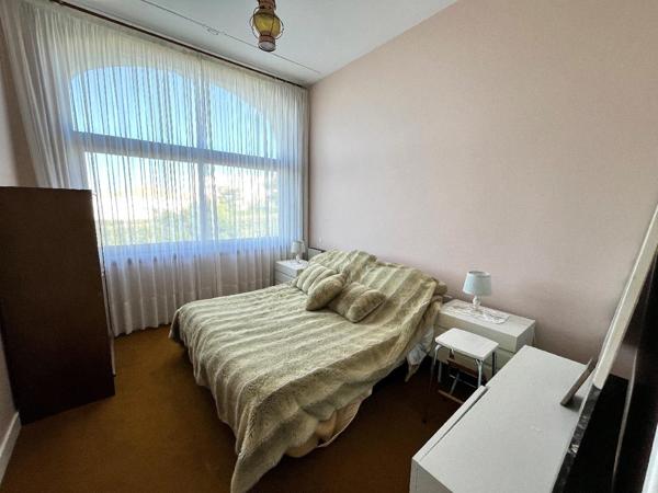 Royan (17200) 

BEL APPARTEMENT AVEC VUE IMPRENABLE SUR LA PLAGE DE PONTAILLAC. IL offre un potentiel incroyable pour les amat