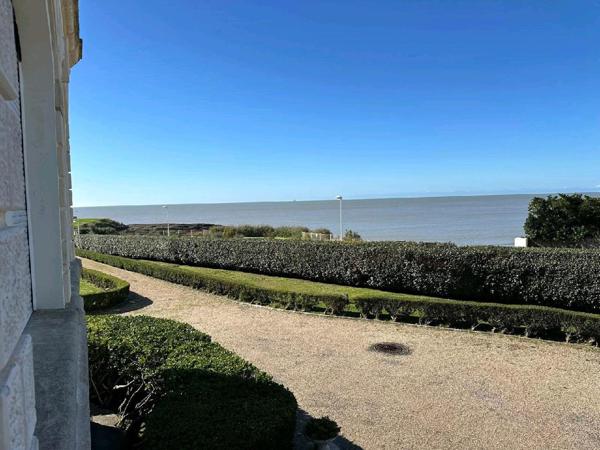 Royan (17200) 

BEL APPARTEMENT AVEC VUE IMPRENABLE SUR LA PLAGE DE PONTAILLAC. IL offre un potentiel incroyable pour les amat
