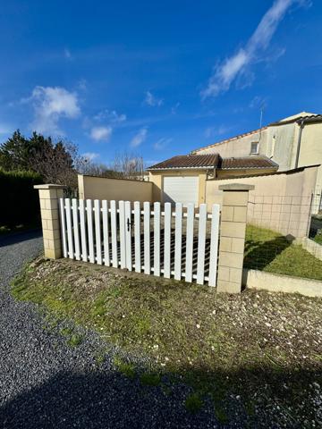 Saint-Seurin-de-Cursac (33390) T3 à Saint Seurin-de-Cursac, proche centre bourg.