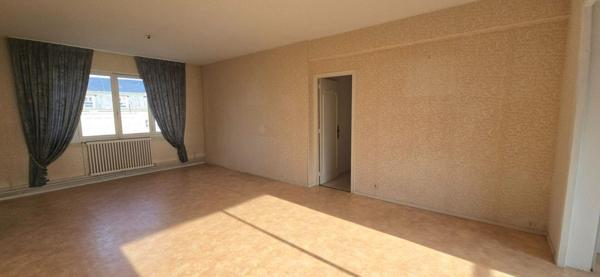 Appartement type 6, à rénover, situé au 4ème étage d'une copropriété avec cave et ascenseur