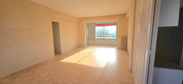 Appartement type 6, à rénover, situé au 4ème étage d'une copropriété avec cave et ascenseur