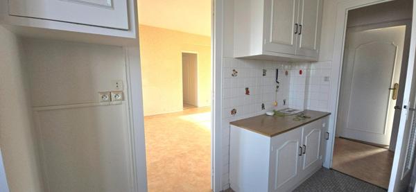 Appartement type 6, à rénover, situé au 4ème étage d'une copropriété avec cave et ascenseur