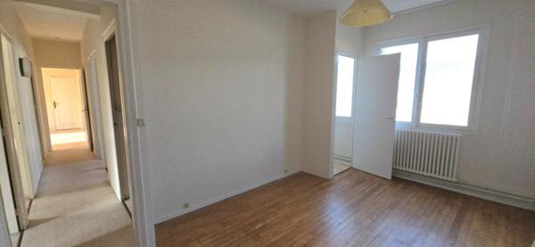 Appartement type 6, à rénover, situé au 4ème étage d'une copropriété avec cave et ascenseur