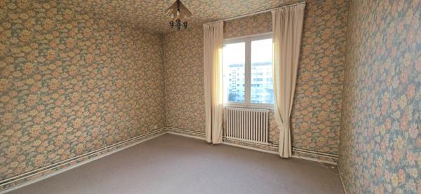 Appartement type 6, à rénover, situé au 4ème étage d'une copropriété avec cave et ascenseur