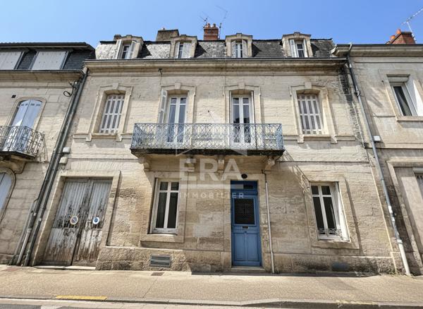 GRANDE MAISON DE VILLE DE 275m²  AVEC JARDIN- FORT POTENTIEL A PROXIMITE IMMEDIATE DU CENTRE VILLE.