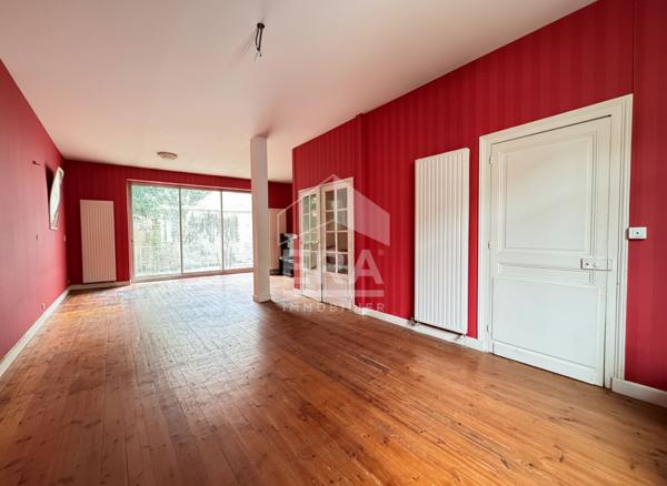 GRANDE MAISON DE VILLE DE 275m²  AVEC JARDIN- FORT POTENTIEL A PROXIMITE IMMEDIATE DU CENTRE VILLE.