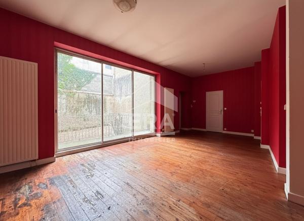 GRANDE MAISON DE VILLE DE 275m²  AVEC JARDIN- FORT POTENTIEL A PROXIMITE IMMEDIATE DU CENTRE VILLE.