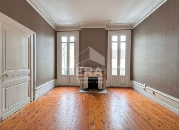 GRANDE MAISON DE VILLE DE 275m²  AVEC JARDIN- FORT POTENTIEL A PROXIMITE IMMEDIATE DU CENTRE VILLE.