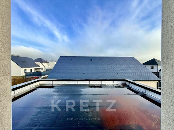 Maison contemporaine neuve 4 chambres avec garage, terrasses et jardin.