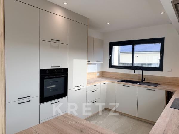 Maison contemporaine neuve 4 chambres avec garage, terrasses et jardin.