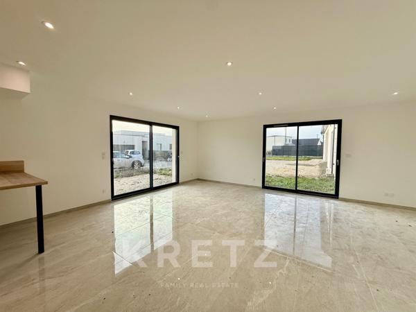 Maison contemporaine neuve 4 chambres avec garage, terrasses et jardin.