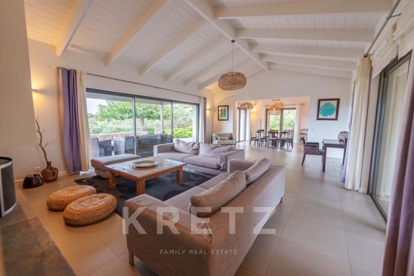 maison d'architecte en bois et en pierres