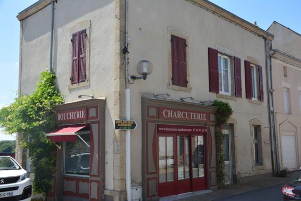 Local commercial avec fonds de commerce et maison d'habitation à Mauléon.