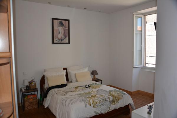 Local commercial avec fonds de commerce et maison d'habitation à Mauléon.