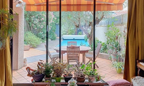 BAISSE DE PRIX - Maison bourgeoise avec jardin intimiste, garage, piscine