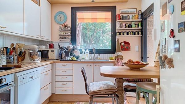 BAISSE DE PRIX - Maison bourgeoise avec jardin intimiste, garage, piscine