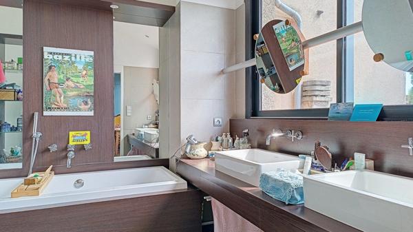 BAISSE DE PRIX - Maison bourgeoise avec jardin intimiste, garage, piscine