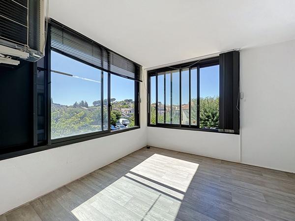 Appartement Allauch 3 pièce(s) Loggia ,parking PMR