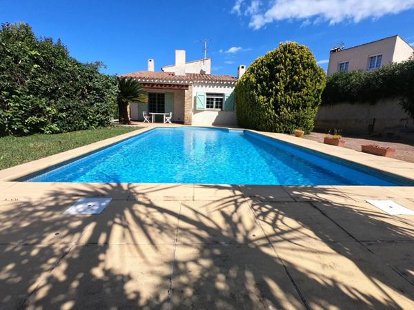 Belle villa sur un terrain arboré avec piscine.