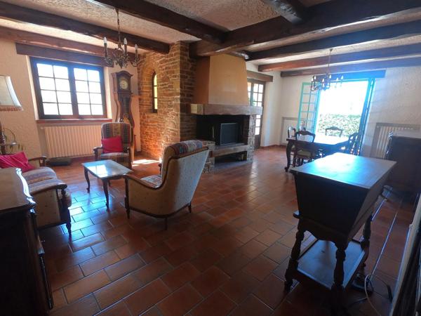 Belle villa sur un terrain arboré avec piscine.