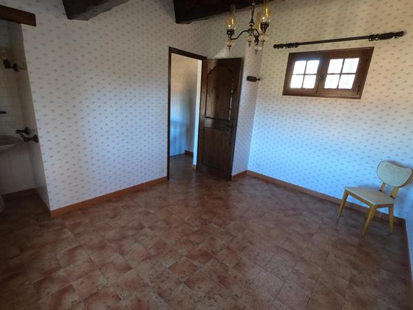 Belle villa sur un terrain arboré avec piscine.