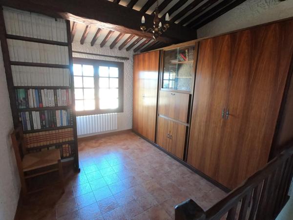 Belle villa sur un terrain arboré avec piscine.