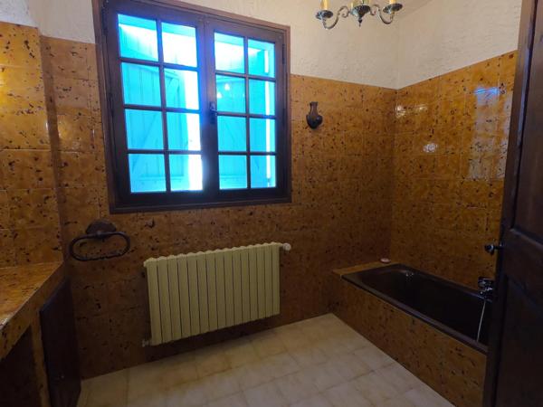 Belle villa sur un terrain arboré avec piscine.