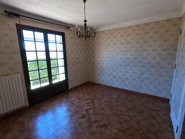 Belle villa sur un terrain arboré avec piscine.