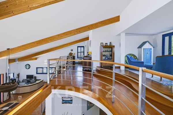 Sublime maison d’architecte de 365 m², au cœur du village, dans un calme absolu.