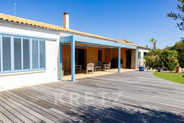 Sublime maison d’architecte de 365 m², au cœur du village, dans un calme absolu.