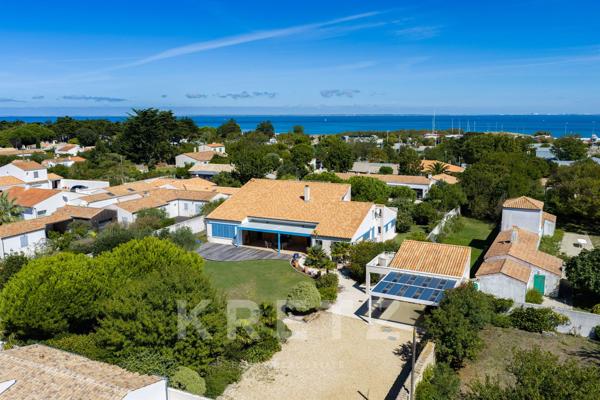 Sublime maison d’architecte de 365 m², au cœur du village, dans un calme absolu.